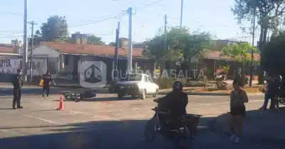 Choque en zona norte: la moto y el auto quedaron en el centro de la escena