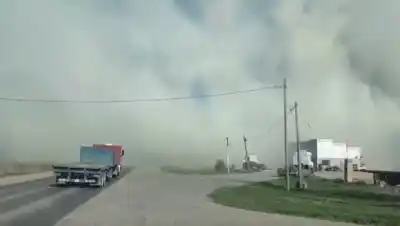 Tres focos de incendio complican el tránsito en la Ruta 151 y el humo ya reduce la visibilidad