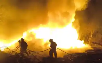 Un incendio en un basural puso en riesgo una vivienda: el operativo que lo evitó