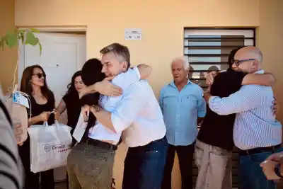 Esperaron 20 años por una casa y el gobernador les entregó las llaves