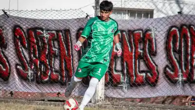 El arquero que dejó el skate por un palazo y hoy vive su primer clásico