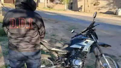 Un operativo en dos departamentos terminó con tres motos recuperadas, pero una apareció en un descampado
