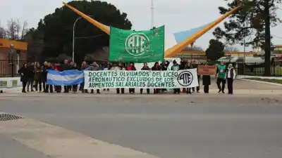 Sin tareas pero con presencia: el plan de lucha que arrancó en el Liceo Aeronáutico