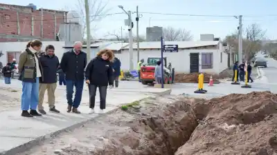 Un barrio esperó 20 años por servicios básicos y ahora celebra un hito