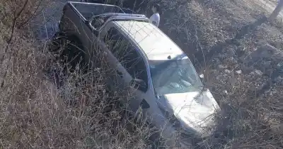 Cayó con su camioneta a un desagüe en la Ruta 22: el motivo del vuelco