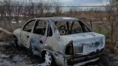 Hallaron dos cuerpos calcinados en un auto incendiado en Villa Gobernador Gálvez y ya manejan una hipótesis