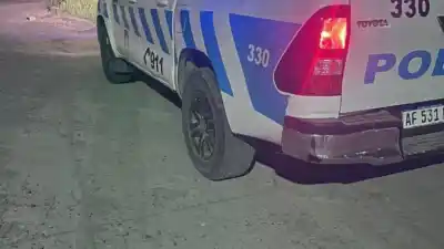Caminaban por la calle y la policía descubrió que tenían pedido de captura