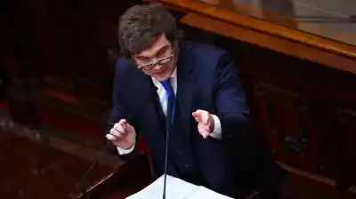Encuestas en rojo: el dato que preocupa a la Casa Rosada y la estrategia de “aguantar” del Gobierno