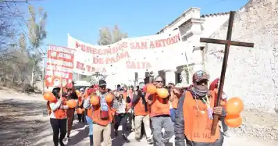 Cantando y bailando: así avanzan los peregrinos que caminan más de 230 kilómetros