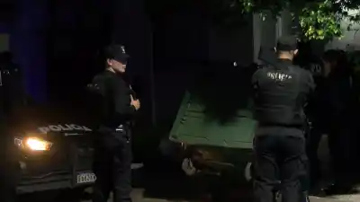 Hallaron un feto en un contenedor y las cámaras captaron a una pareja que lo habría dejado ahí