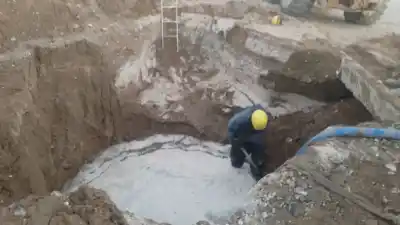 Un caño se rompió en el Parque Industrial de Neuquén y dejó sin agua a un sector: qué se sabe