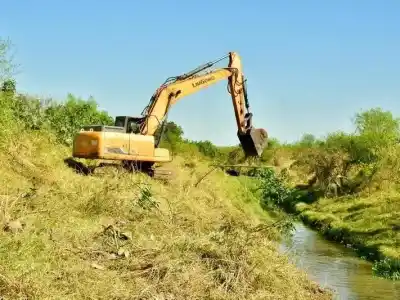 Se adelantan a El Niño: la limpieza de un canal clave que puede evitar inundaciones