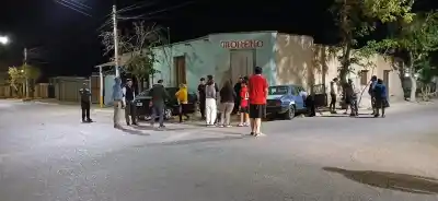 El estruendo que despertó a Villa Krause: el choque que terminó sobre la vereda