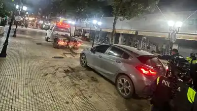 Un joven sorprendió a todos al manejar su auto por un lugar emblemático de Tucumán