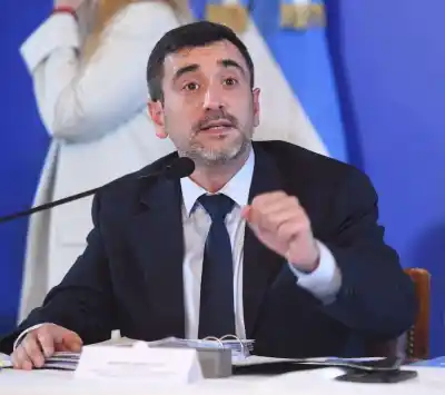 El senador fueguino que quiere blindar la calidad del combustible en la Patagonia