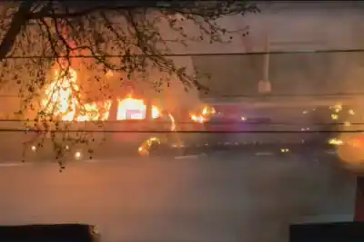 Lo que revelaron las cámaras tras el incendio que destruyó un auto en Paraná