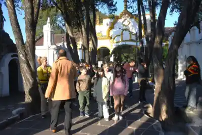 El cementerio que se convierte en aula: así estudian historia los alumnos tucumanos