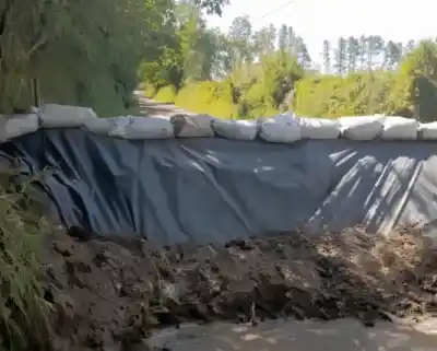 Vecinos de La Invernada denuncian que una contención de agua bloqueó un camino y no los dejan pasar