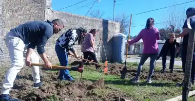 Trabajo en equipo: así avanza la primera huerta urbana comunitaria de Villa Parque Santa Ana