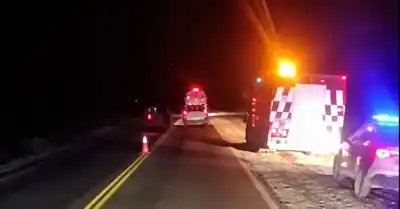 Un Mercedes Benz y una Toyota Hilux chocaron en la Ruta 22: dos muertos