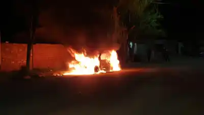Un auto sin motor se incendió solo en plena madrugada: los bomberos sospechan que algo no cierra