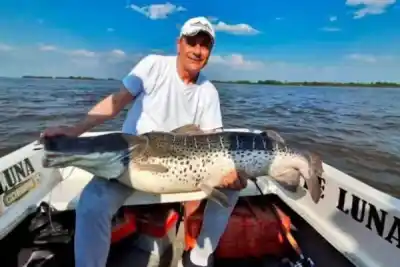 Pesca con final épico en Corrientes: sacaron un surubí gigante y lo devolvieron al agua