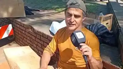 De la cárcel a las calles de Posadas: el tallador que encontró en la madera una segunda chance