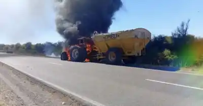 Un tractor se incendió en plena ruta y los bomberos evitaron una tragedia