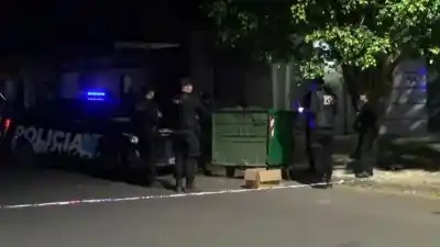 Arrojaron un feto a un contenedor en Parque Casado y las cámaras captaron todo