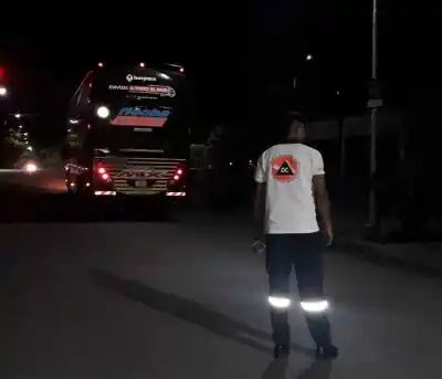 Un micro enganchó los cables del tendido eléctrico en Monteros