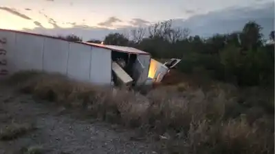 Vuelco de un camión en la Ruta 60: piden circular con extrema precaución