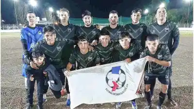 Nobleza goleó a Cosmos y quedó a tiro de la cima en el Clausura liguista