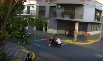 Un conductor atropelló a un inspector para evitar el secuestro de su moto
