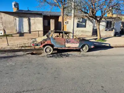 Tres adolescentes de 15 años, señalados por incendiar un auto en Santa Rosa