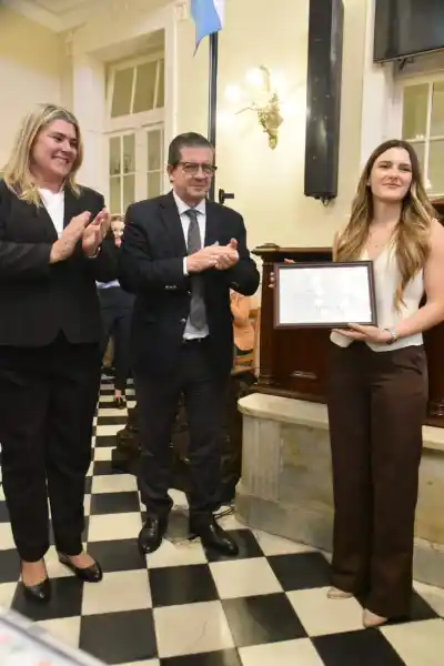 Una joven de 23 años con promedio 9,66: el Senado la distinguió por su labor científica