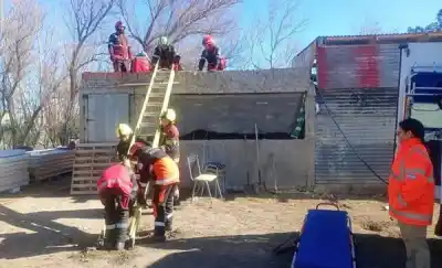 Un operativo con cuerdas en Rawson: el rescate que terminó con una persona lesionada