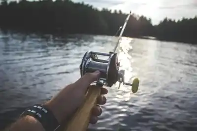 Pesca en San Luis: qué diques quedan prohibidos y dónde solo se podrá salir embarcado