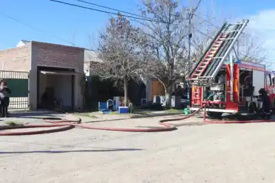 Incendio en una casa de Bagliani: los bomberos luchan contra las llamas