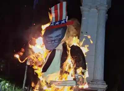 Quemaron un muñeco en una protesta contra Milei en Posadas: el ritual que eligieron