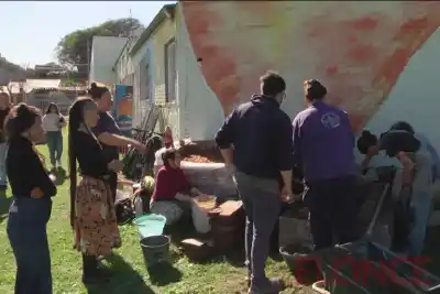 Arrancó en Paraná un encuentro de ceramistas y el horno comunitario que construyen promete ser furor