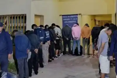 Un operativo de madrugada en Goya terminó con 20 demorados y un impresionante número de motos secuestradas