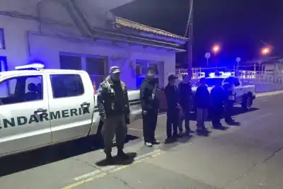 Viajaban en un colectivo por Corrientes, pero un control en la ruta les cambió los planes