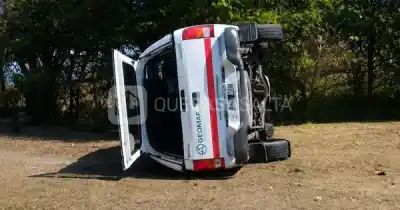 Volcó una camioneta en la subida de Grand Bourg y el operativo complica el tránsito