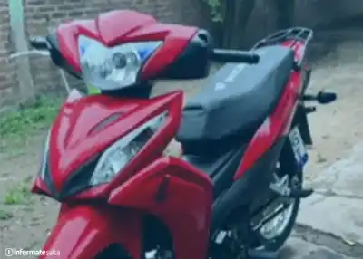 Robaron una moto rompiendo un candado y la sacaron por la ventana, pero la víctima salió a buscarlos