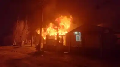 Derribaron la puerta a las 4 de la madrugada: el rescate que salvó a una familia del fuego en Comodoro