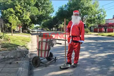 El Papá Noel de Paraná: el barrendero que repartía sonrisas y golosinas ya no estará en las calles