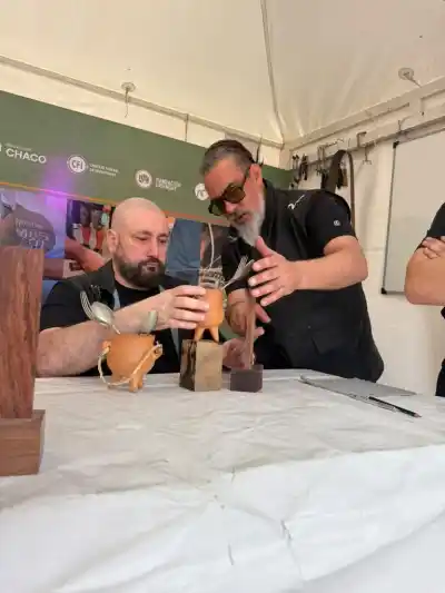 El orfebre chaqueño detrás de los premios que recibirán los chefs del torneo federal