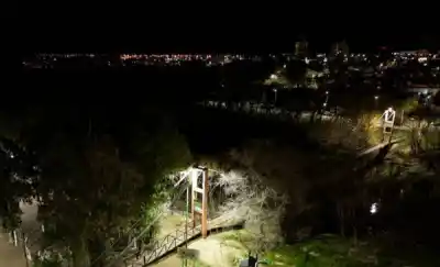 Después de seis años de reclamos, la pasarela del Área 11 por fin tiene luz