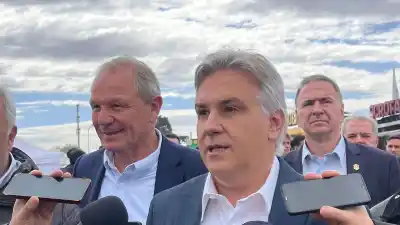 Llaryora sorprendió en la Rural de Río Cuarto: qué hizo antes de subir a la sede