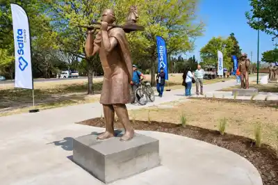 Zona Sur estrena una escultura que homenajea a los peregrinos del Milagro